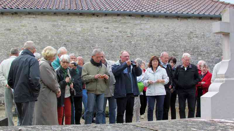 02_tableau 056 (Laurent).jpg - À Colombey, la tombe de  « Mongénéral » 